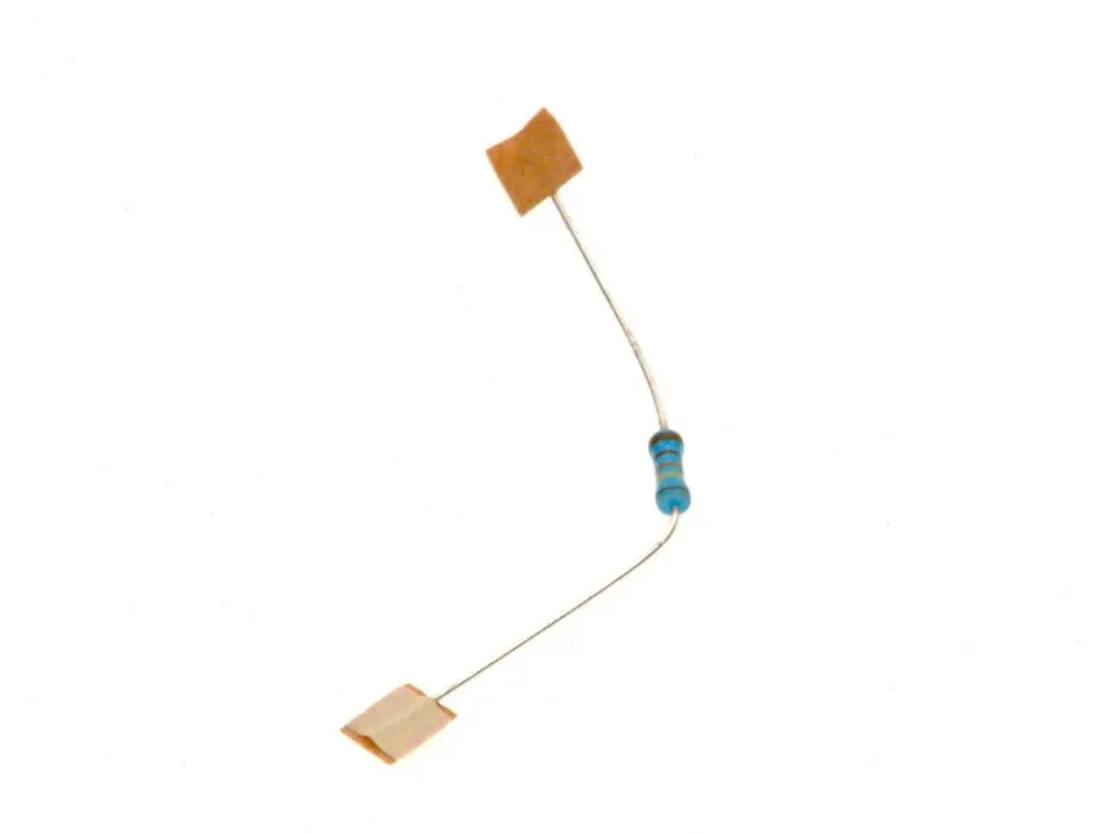 Widerstand mit zwei Anschlussdrähten und einer blauen Farbkennzeichnung, möglicherweise von Bosch, zur Verwendung in elektrischen Schaltungen.